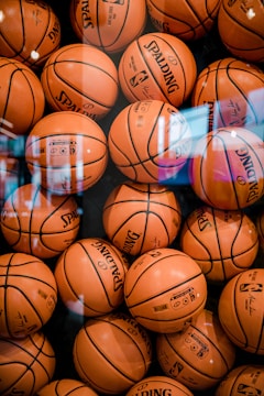 NBA全明星扣篮大赛精彩回放，球员腾空而起单手劈扣，全场观众为之沸腾